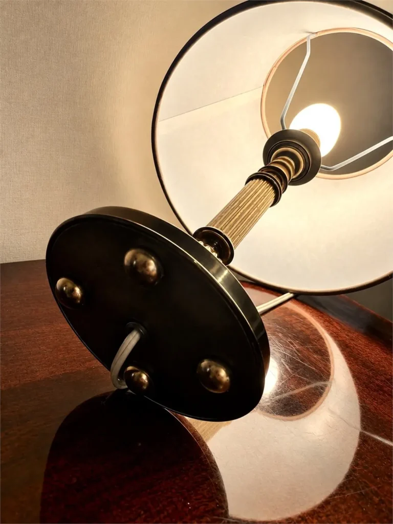 lampe de table neoclassique en laiton et miroir 01