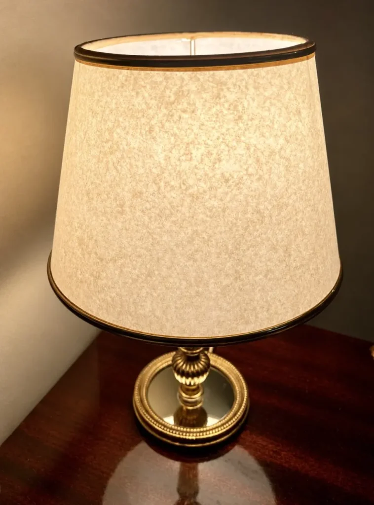 lampe de table neoclassique en laiton et miroir 02