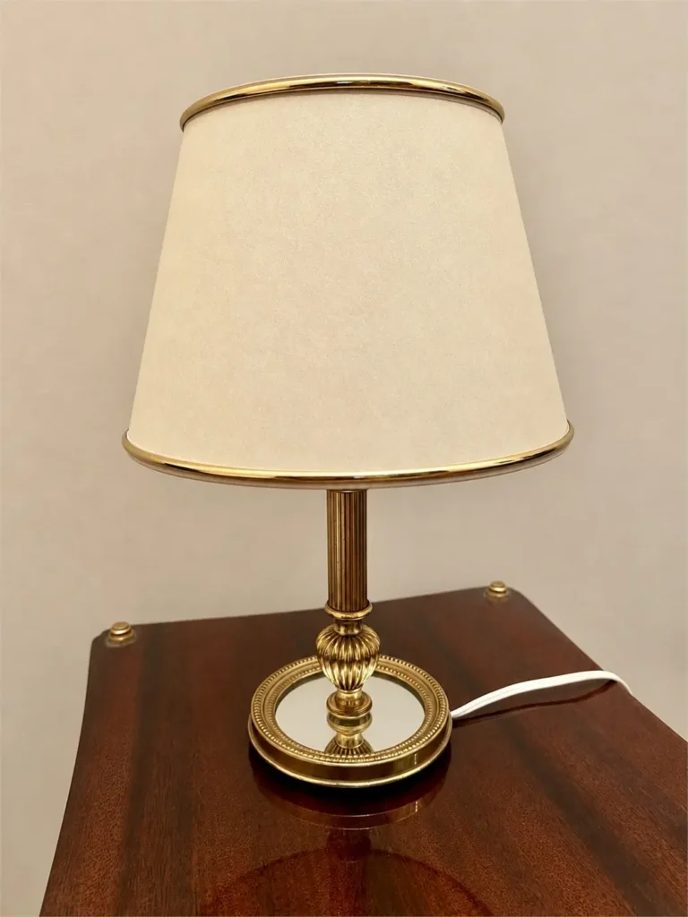 lampe de table neoclassique en laiton et miroir 03