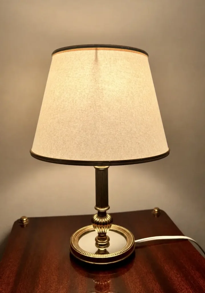 lampe de table neoclassique en laiton et miroir 07