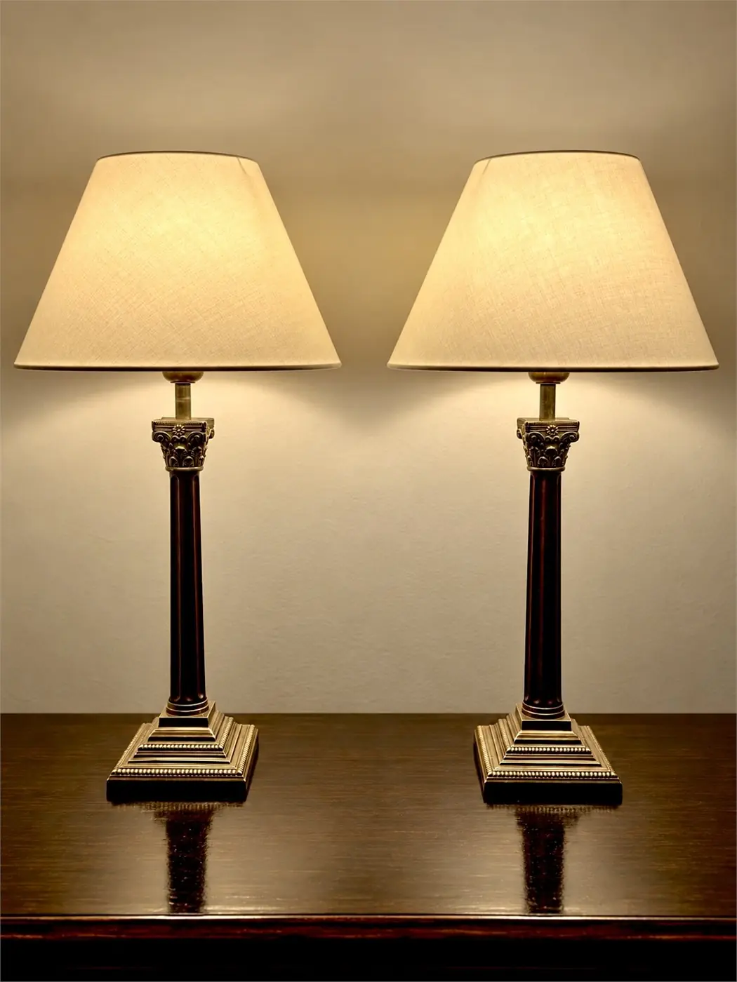 Paire de lampes néoclassiques à colonnes corinthiennes