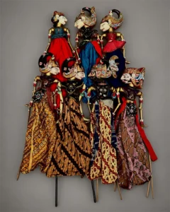 7 marionnettes de théâtre Wayang Golek – Java – vers 1950
