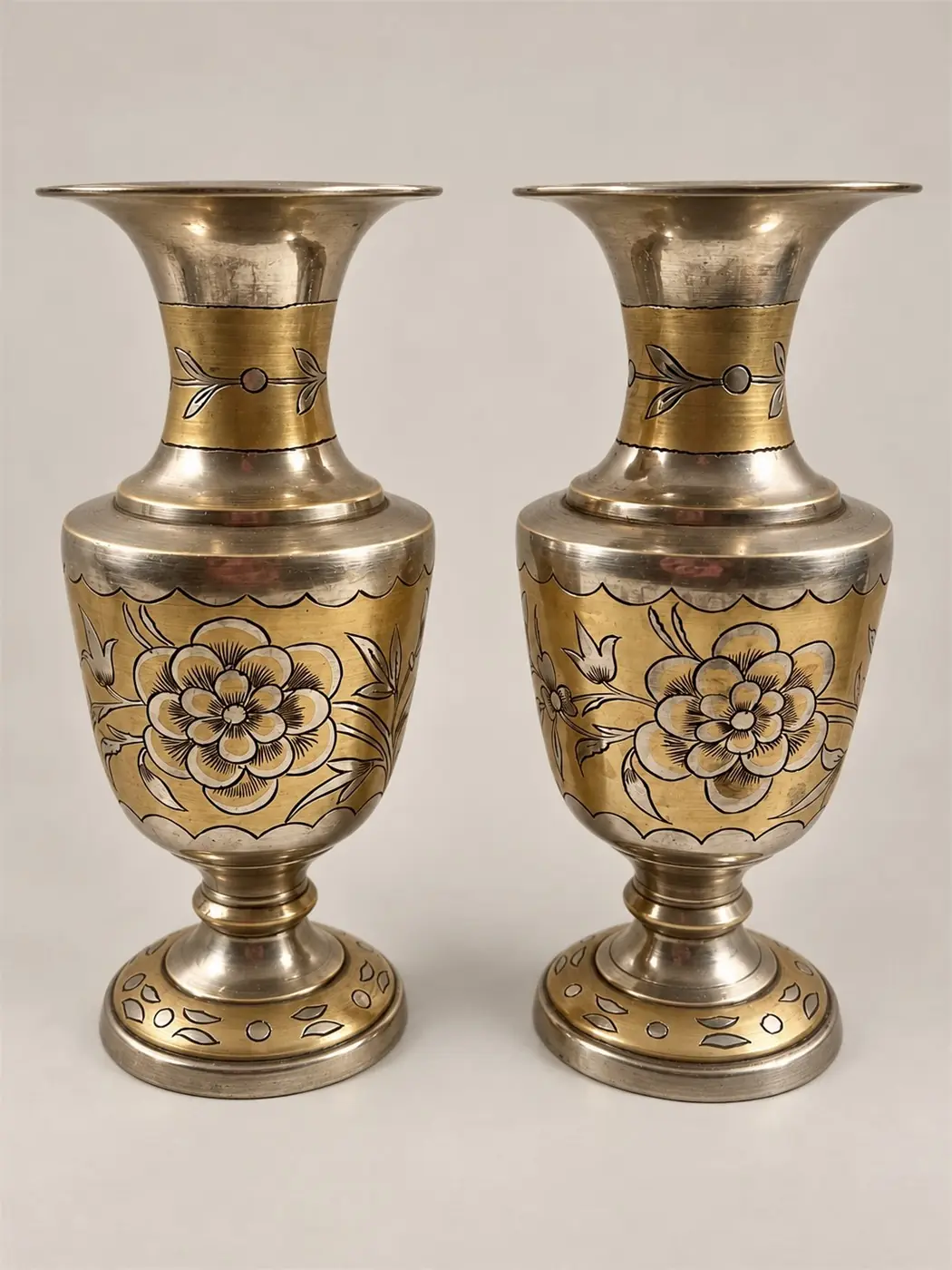 Paire de vases indiens en laiton et maillechort