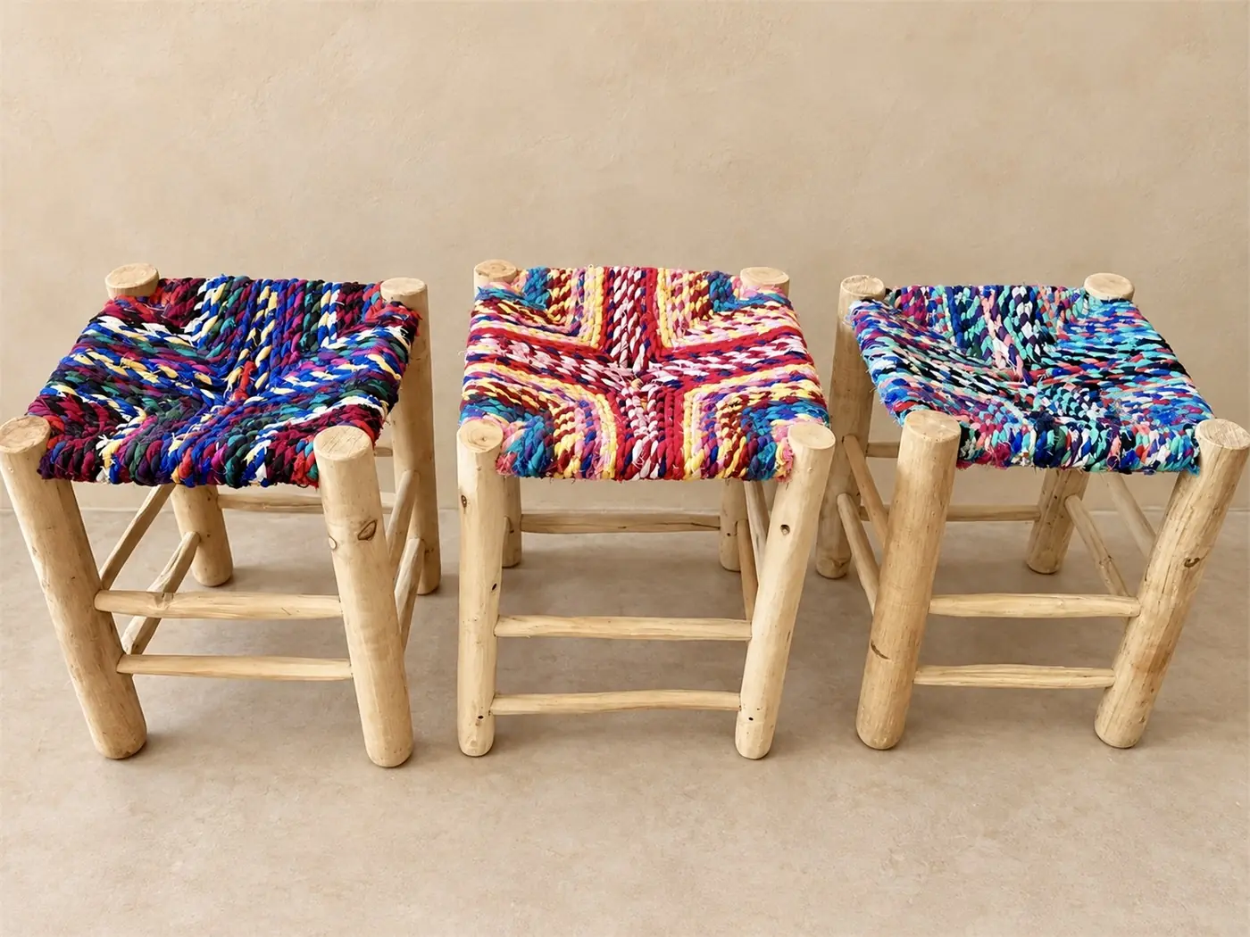 Trois tabourets marocains artisanaux – Tissage boucherouite multicolore