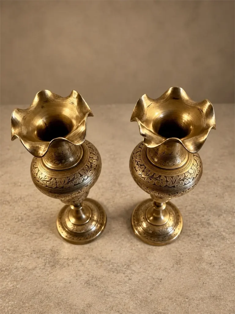 vases indiens en laiton grave 01
