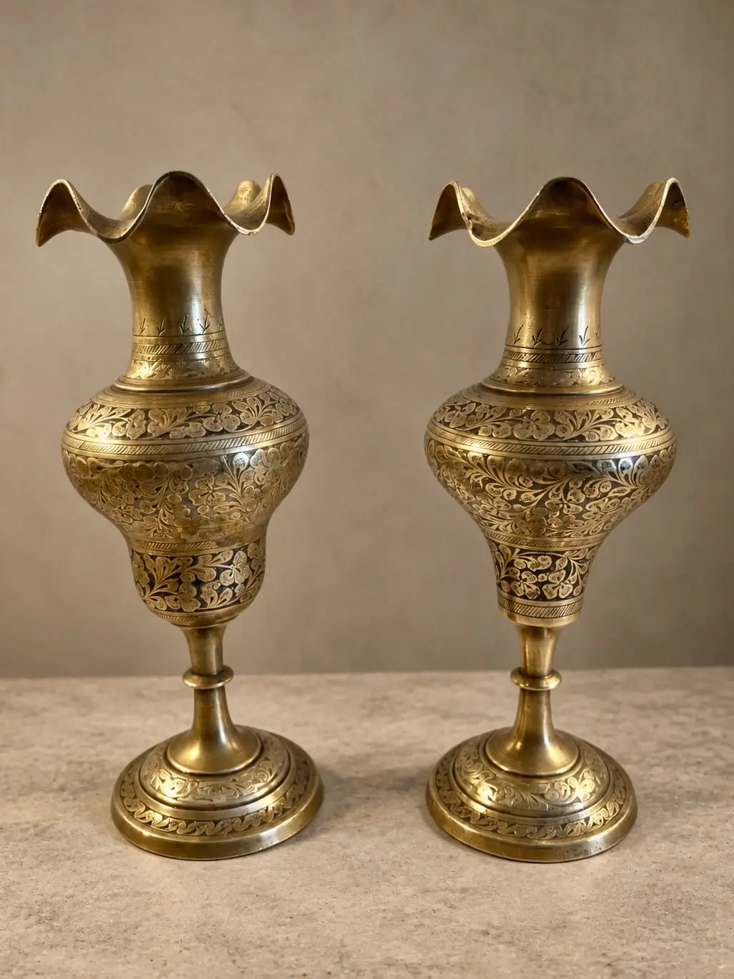 Paire de vases indiens en laiton gravé – Milieu XXe siècle