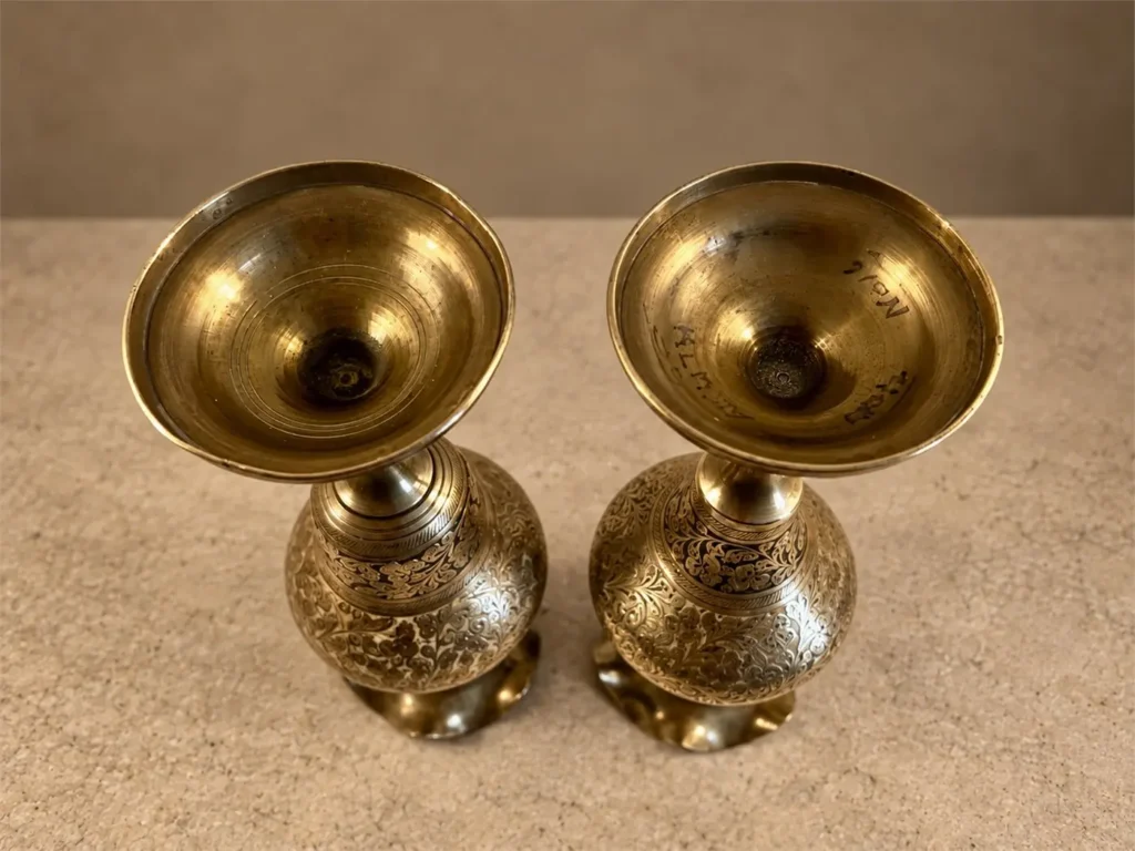 vases indiens en laiton grave 05